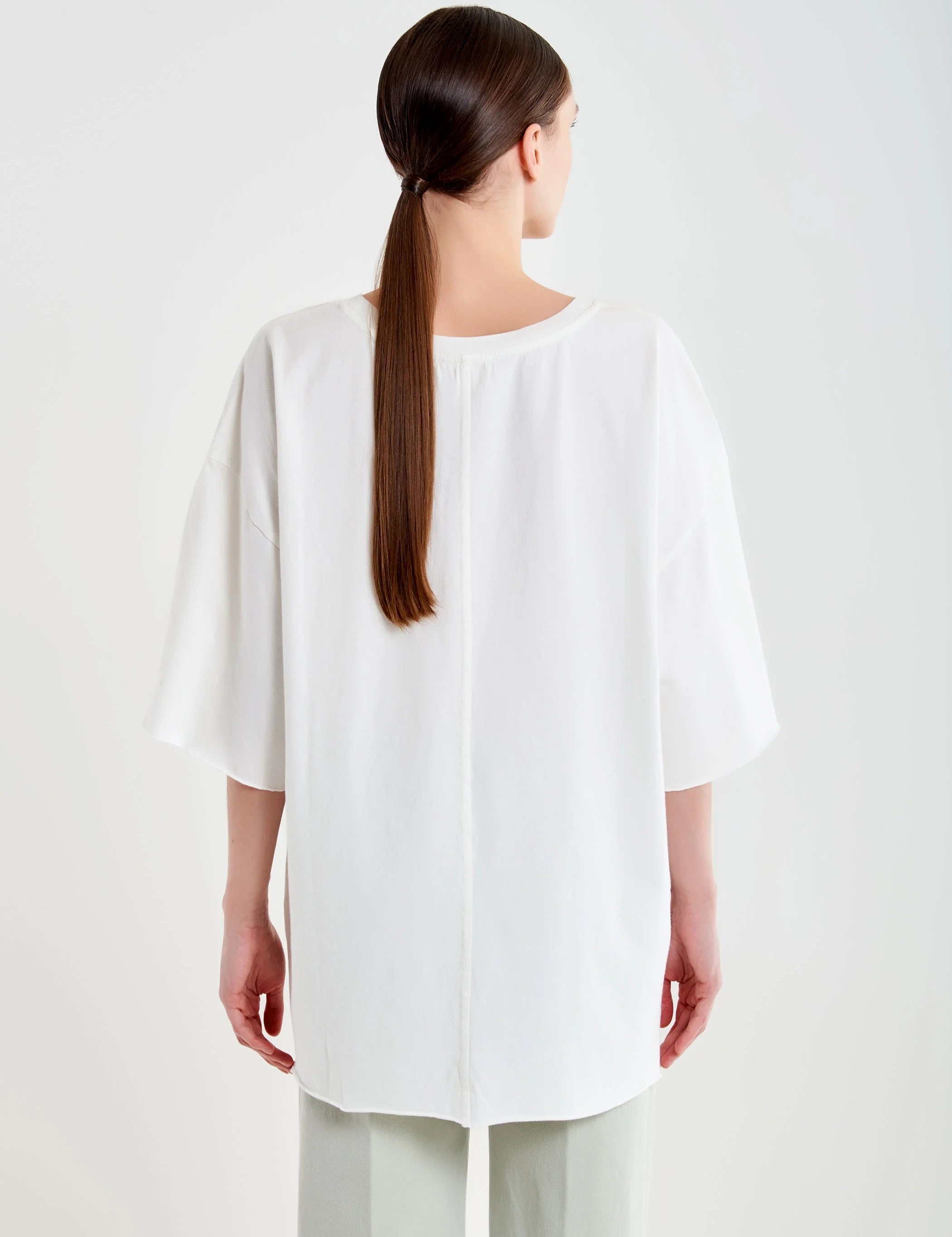 Light beige Vicolo Basic Oversize T-shirt for women, soft cotton, relaxed fit, short sleeves, casual style.