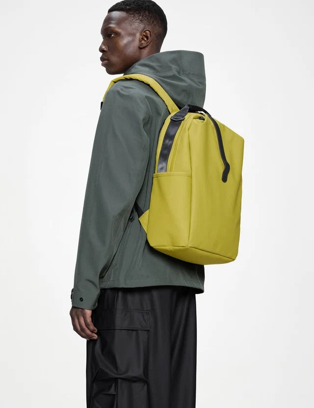 zaino-clip-front-backpack-rains-uomo-donna-giallo.jpg