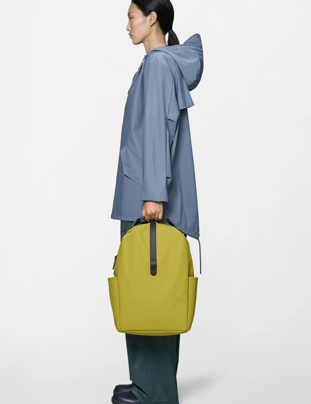 zaino-clip-front-backpack-uomo-donna-rains-giallo.jpg