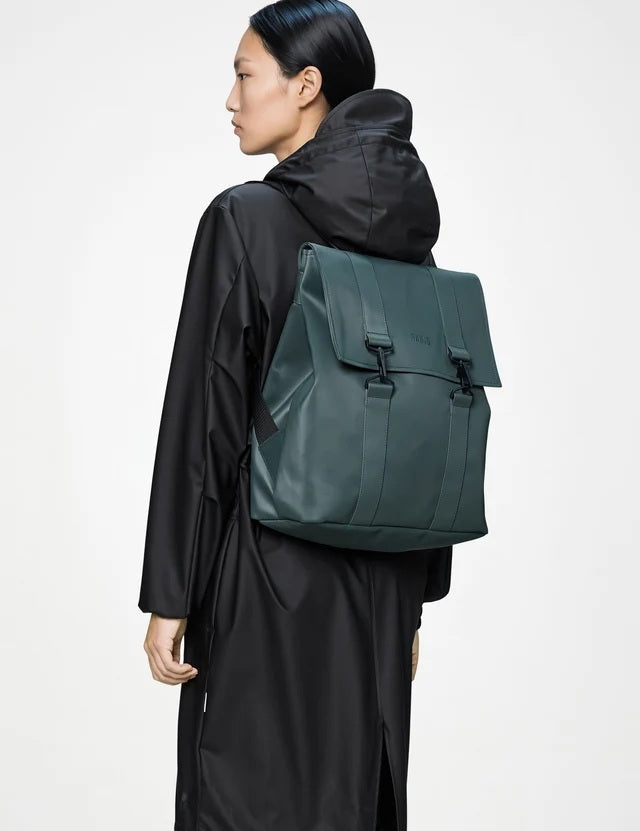 zaino-msn-bag-rains-verde-scuro-indossato-spalle.jpg