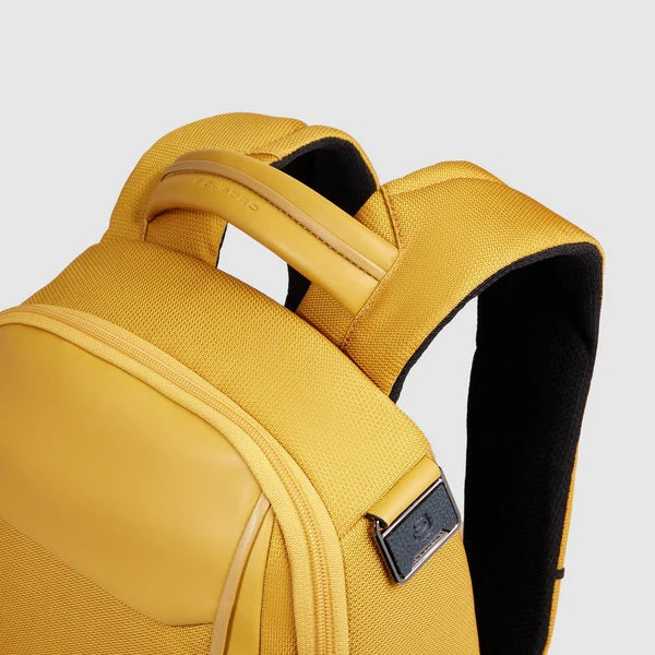 zaino-porta-pc-13-3-lyss-piquadro-giallo-tessuto-riciclato-dettaglio-manico-spallaccio.jpg