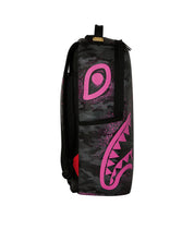 Sprayground Peanuts Snoopy pink stencil backpack for unisex, featuring a playful Snoopy design on a stylish zippered bag.